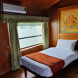 Raviz Mahayana - Premium House Boat