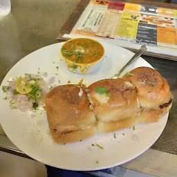 Rush N Crush (Food on train at khandwa railway station)