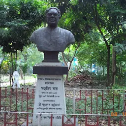 Satyapriya Roy's Statue
