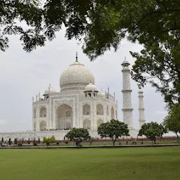 Taj Mahal Tour Guide Family Group