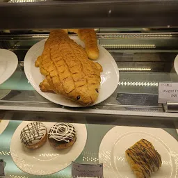 THE CAKE SHOP & TEA LOUNGE