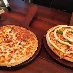 Tossin Pizza Hill Road Bandra | Best Pizza in Mumbai