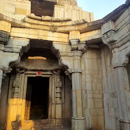 त्रिमुख शिव मंदिर