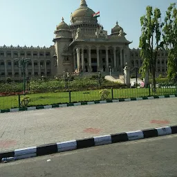 ವಾಲ್ಮೀಕಿ ಪುತ್ಥಳಿ