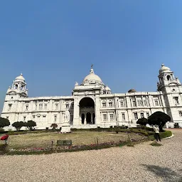 Victoria Memorial Western Pond