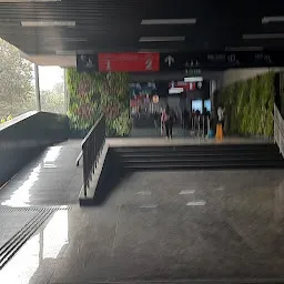 Western Express Highway Metro Station