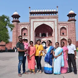 CORNERS OF EARTH WALKING DISTANCE FROM NEW DELHI RAILWAY STATION PAHARGANJ SIDE